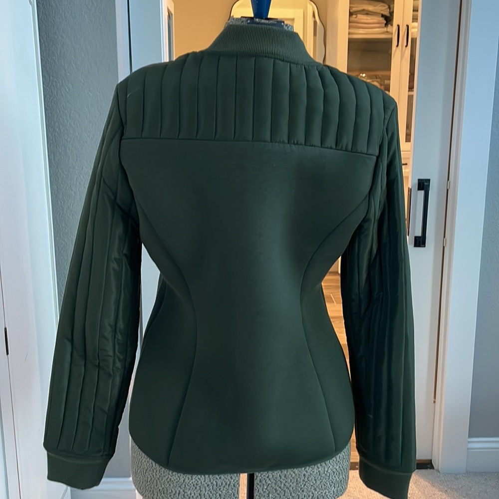 Cute fitted olive green jacket medium. 2 zippered pockets - Picture 2 of 3
